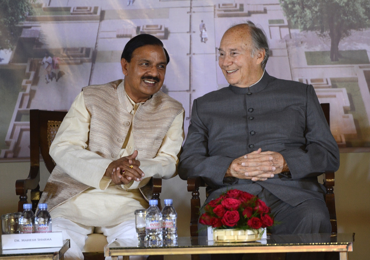 Mawlana Hazar Imam and Minister of Tourism and Culture Dr Mahesh Sharma at the foundation ceremony of the Humayun's Tomb site museum. AKDN / Narendra Swain