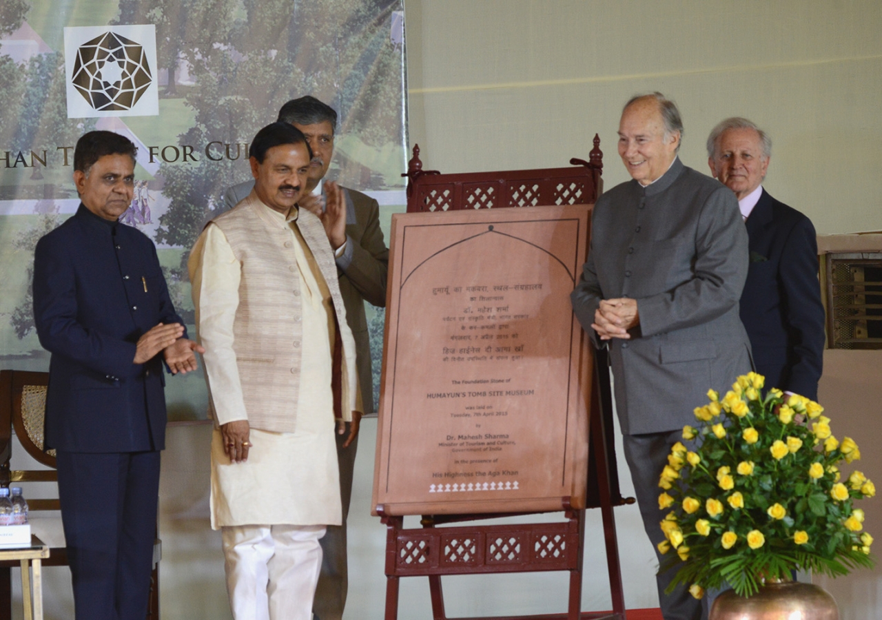 Mawlana Hazar Imam and Minister Sharma unveil a plaque to mark the occasion of the site museum foundation ceremony. AKDN / Narendra Swain