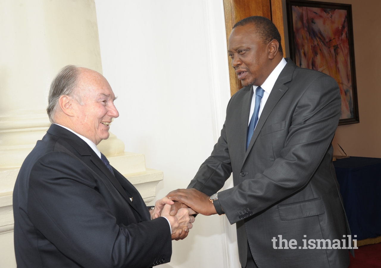 His Excellency President Uhuru Kenyatta welcomes Mawlana Hazar Imam to the State House in Nairobi
