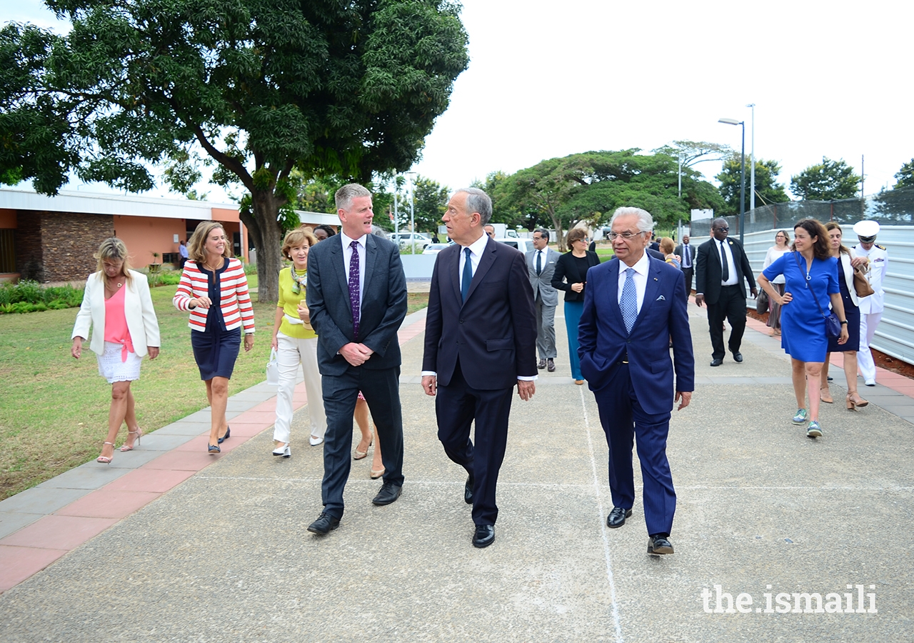 President Marcelo Rebelo de Sousa is welcomed to the Aga Khan Academy in Maputo by Nazim Ahmad, the Ismaili Imamat’s Diplomatic Representative to Portugal and Mozambique (right), and Michael Spencer, Head of Academy (left).