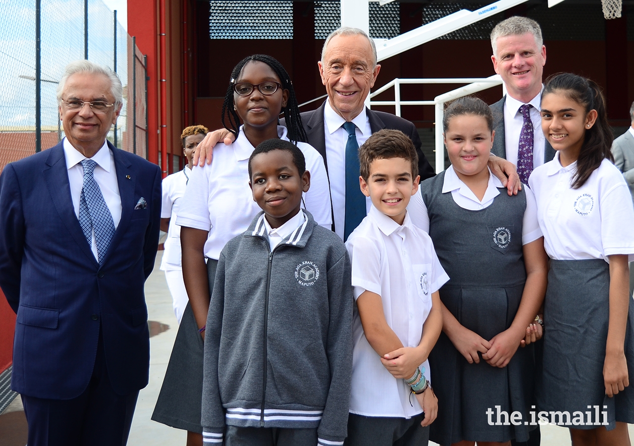 President Marcelo Rebelo de Sousa poses for a group photo with Nazim Ahmad, the Ismaili Imamat’s Diplomatic Representative to Portugal and Mozambique, Michael Spencer, Head of Academy, and a group of students from the Aga Khan Academy, Maputo.