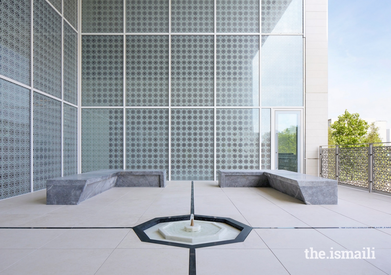 Inspired by the loggias of Egypt, the Middle East and Persia, the Garden of Tranquillity which has been designed by Maki and Associates plays an informal role as a shared recreational space between the staff and student lounges.