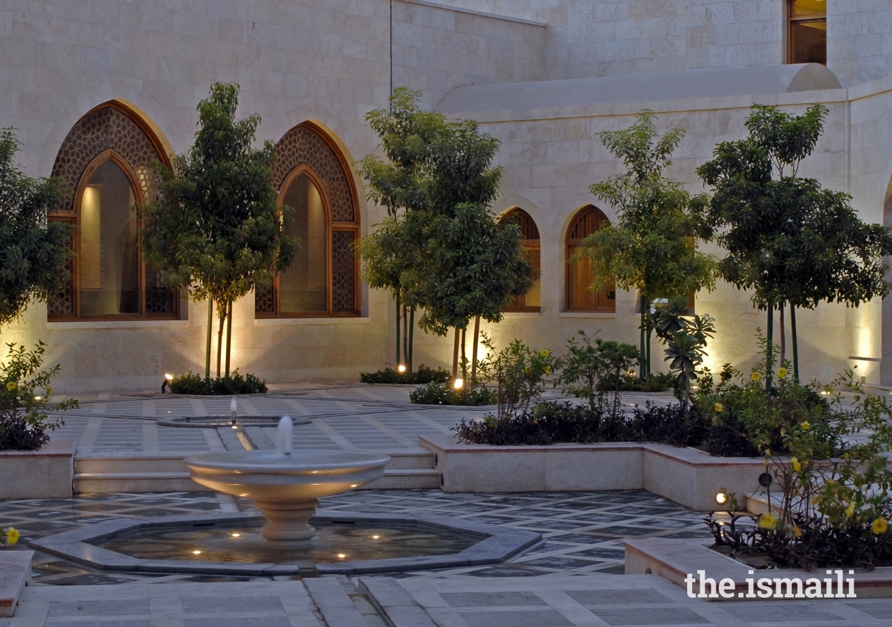 The main courtyard at the Ismaili Centre Dubai features an intricate geometric arrangement of water channels which, along with the flower beds and trees, evoke the natural environment within a built-up area.