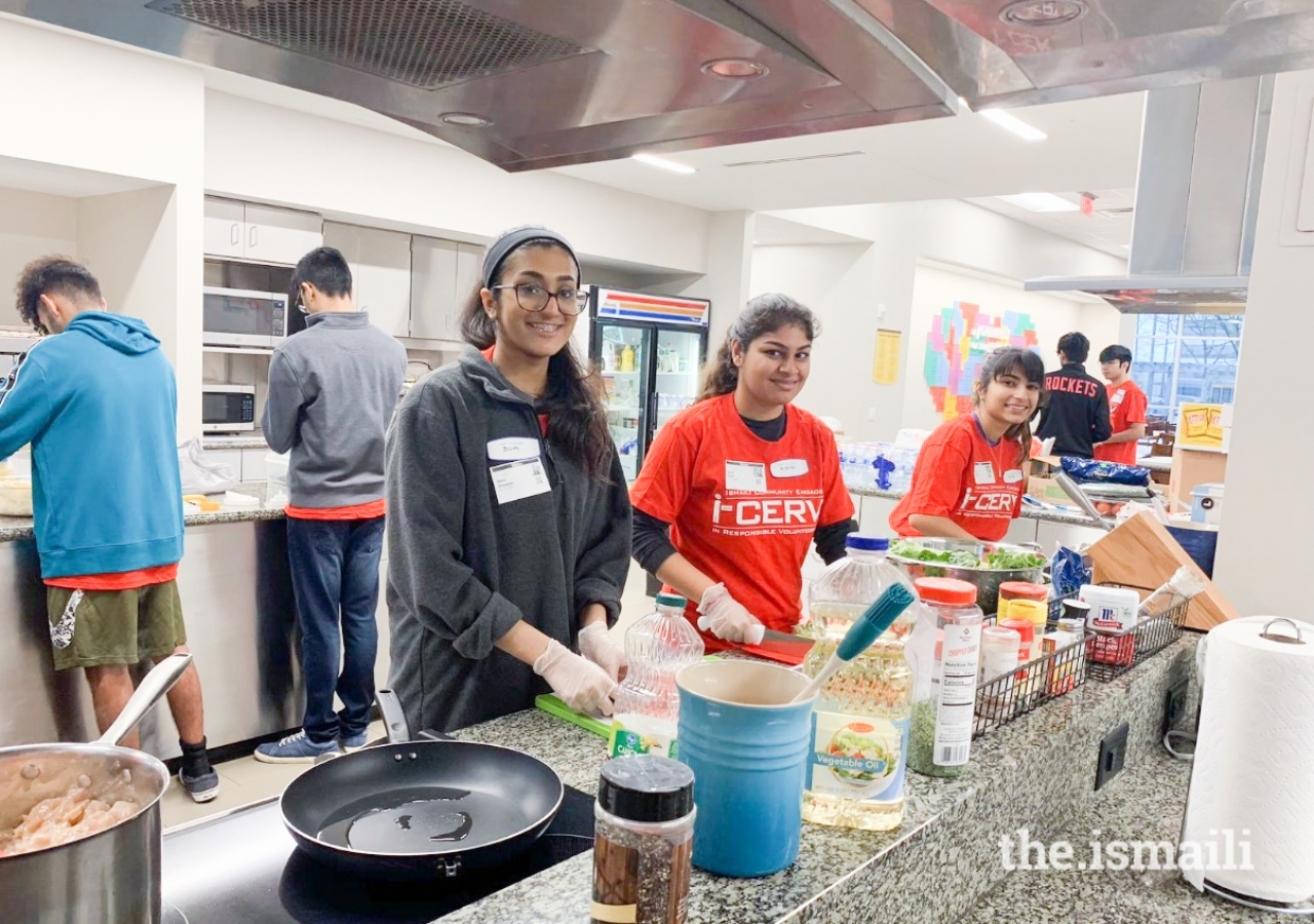 I-CERV volunteers preparing sandwiches for residents of Ronald McDonald House.