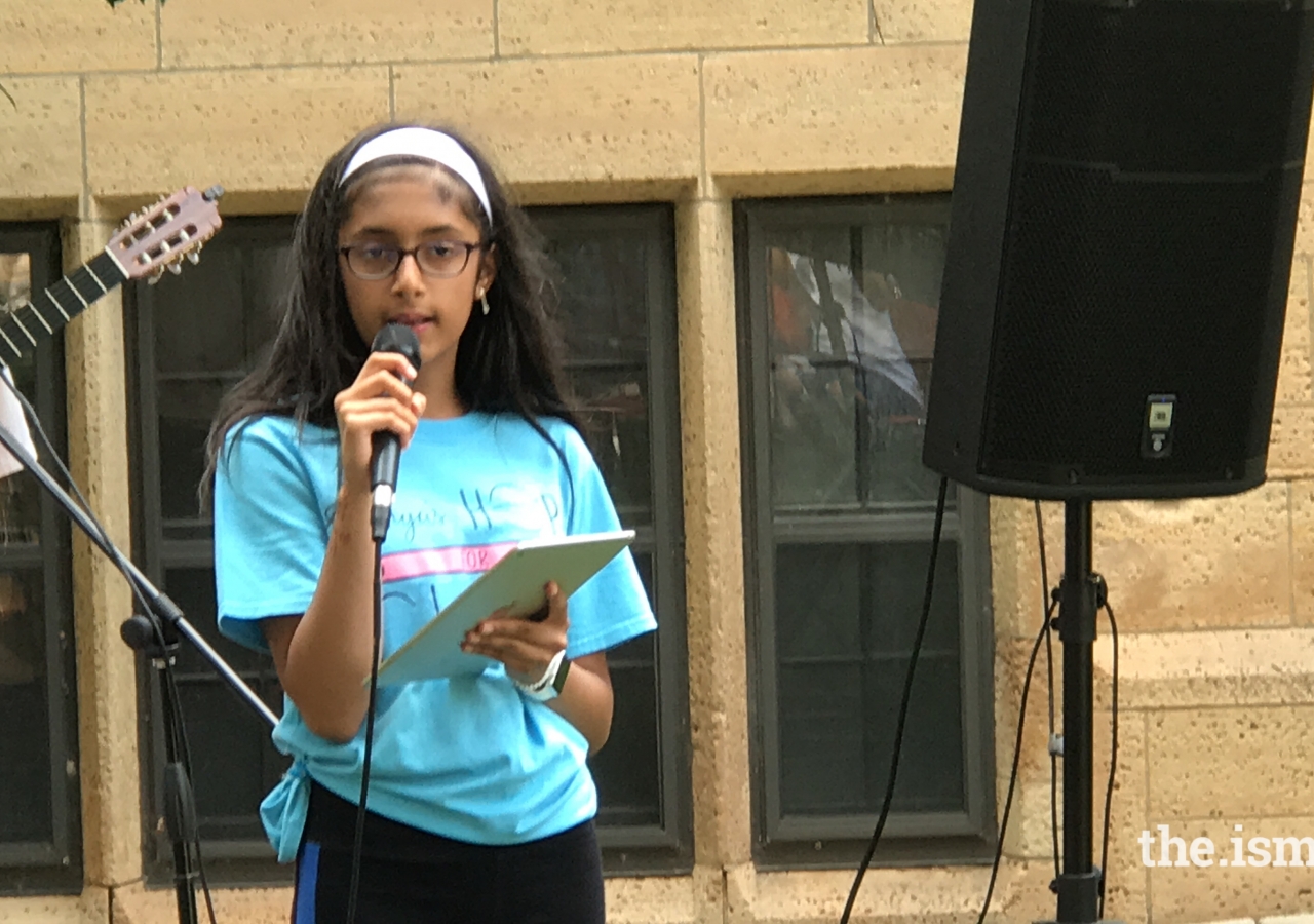 Sanya Pirani speaking to University of Minnesota students about her charitable activities.