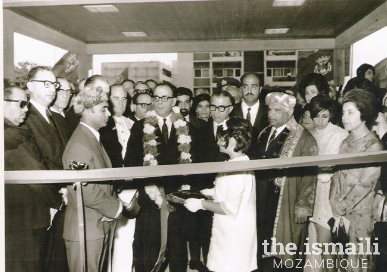 Dr. Baltazar Rebelo de Sousa and the liders of the Jamat at the Opening Ceremony - 30th November 1968