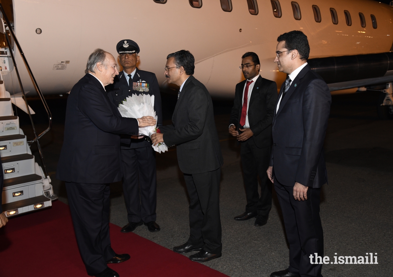 Mawlana Hazar Imam is welcomed by Shri Deepak Mittal, Joint Secretary, Ministry of External Affairs; and Ashish Merchant, President of the Ismaili Council for India (right).