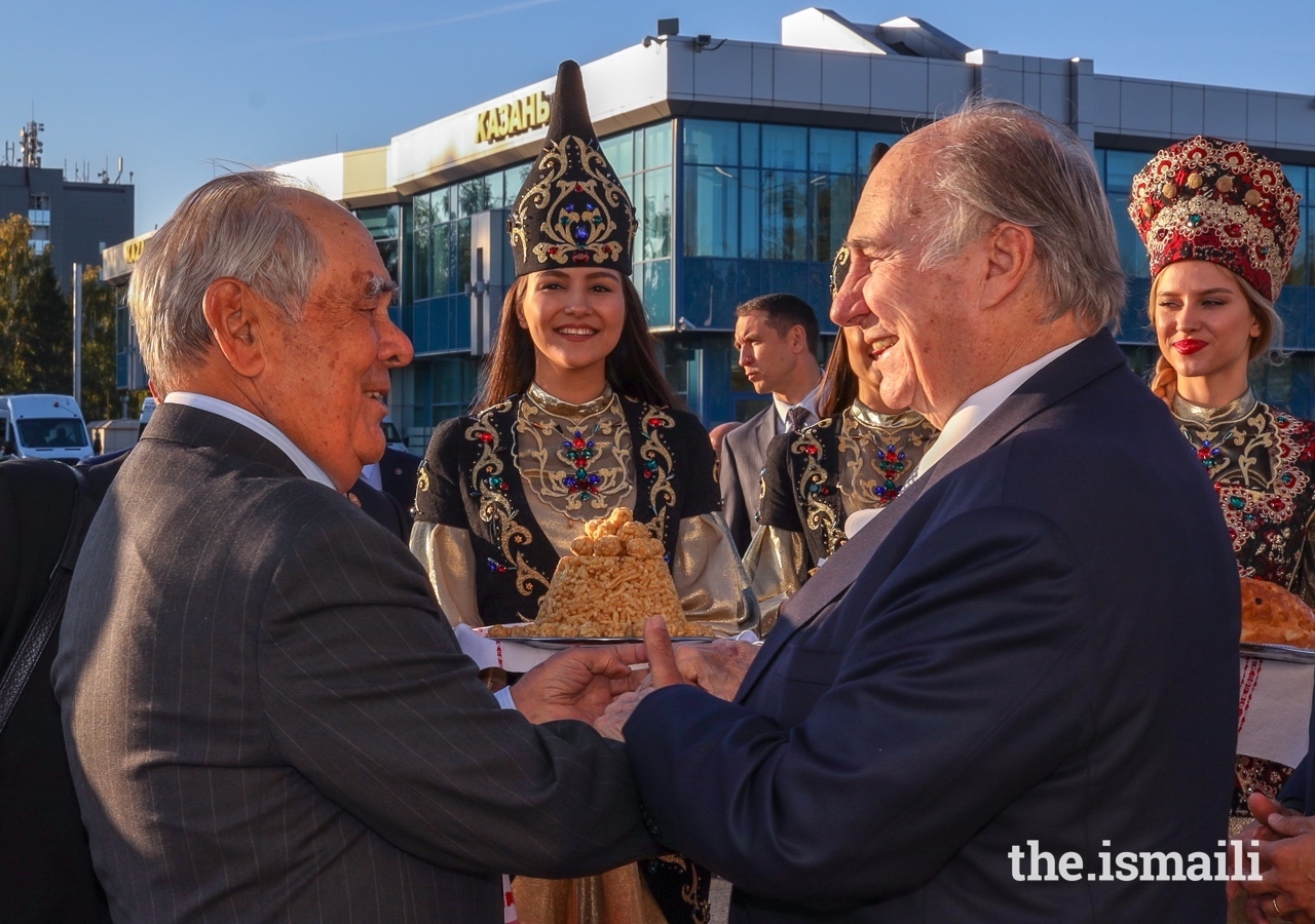 Mawlana Hazar Imam is greeted at Kazan International Airport by Mintimer Shaimiev, State Counsellor of Tatarstan.