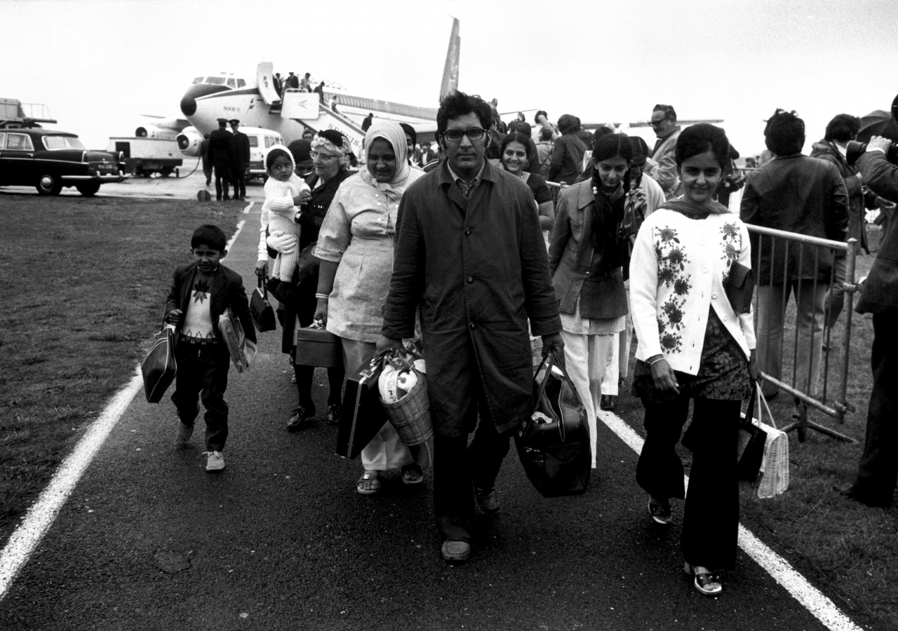 Ugandan Asian refugees land at Heathrow Airport, 1972. Credit: David Hurn/Magnum Photos