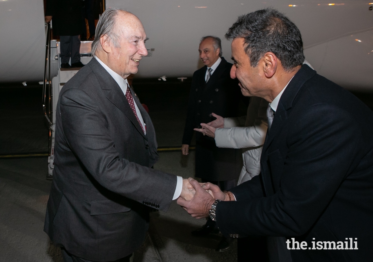 Mawlana Hazar Imam is greeted by Ameerally Kassim-Lakha, President of the Ismaili Council for Canada, ahead of the Global Pluralism Awards 2019.