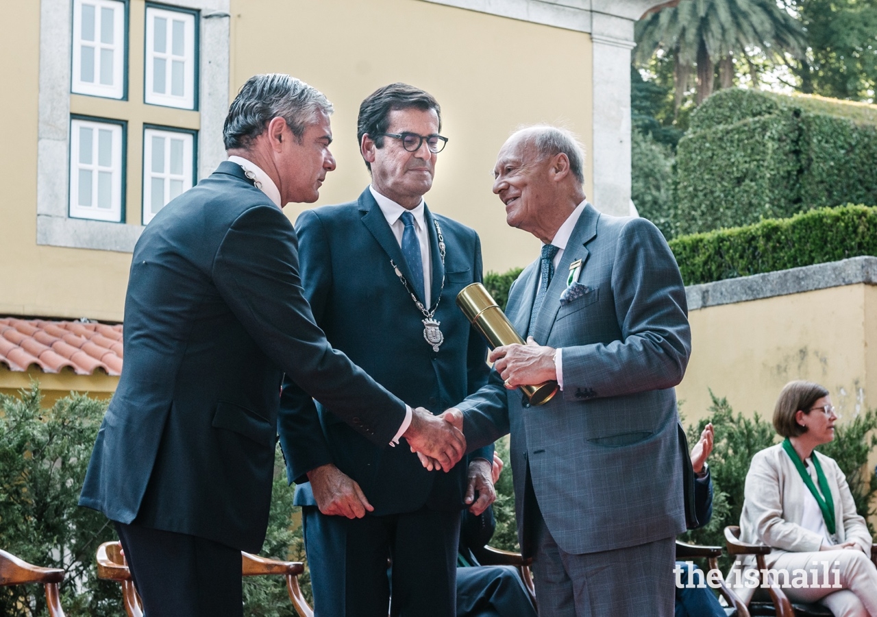 Miguel Pereira Leite, President of the Municipal Assembly of Porto, congratulates Prince Amyn upon his conferral of the Medal of Honour of Porto.