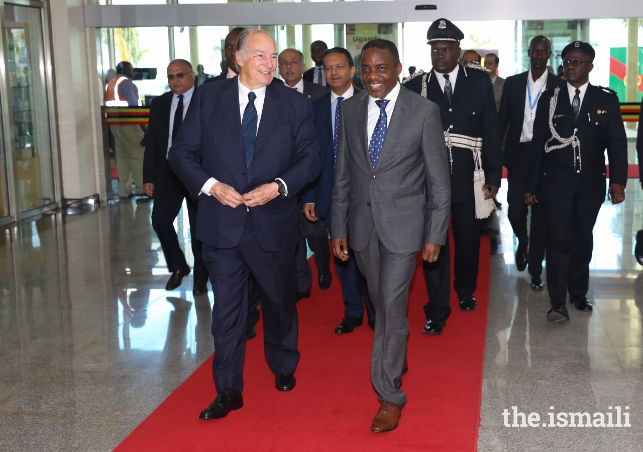 Uganda’s Attorney General, Hon. William Byaruhanga, accompanies Mawlana Hazar Imam at the Entebbe airport. 