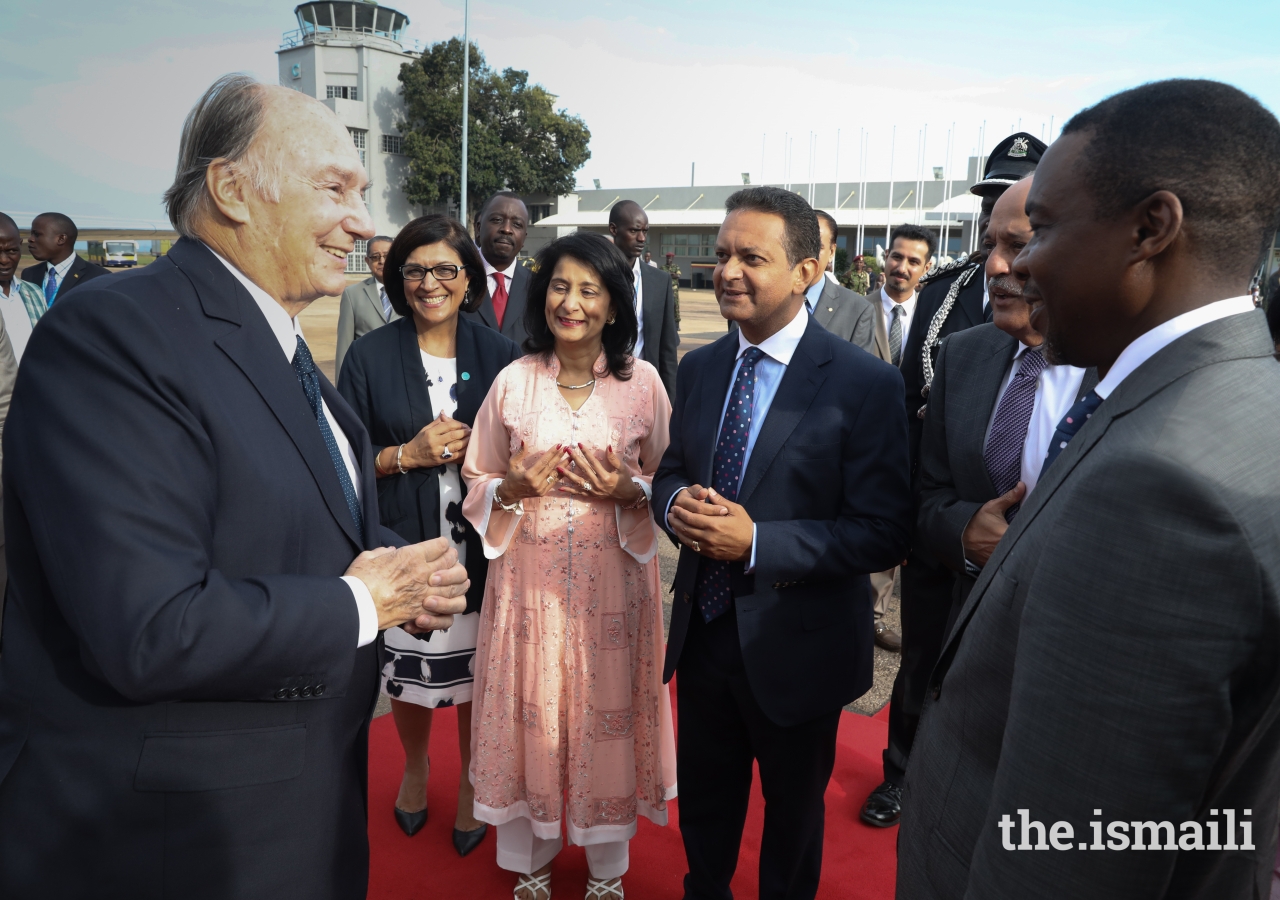 Mawlana Hazar Imam, shortly before departing, with (from right) Attorney General Hon. William Byaruhanga, President of the Ismaili Council for Uganda Minaz Jamal, AKDN Resident Representative Amin Mawji, and other Jamati leaders.