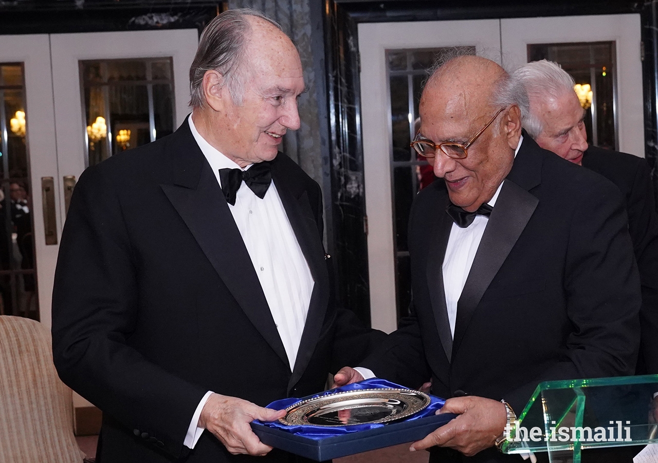 Mawlana Hazar Imam presents The Pakistan Society Award to Shoaib Sultan Khan, the founding General Manager of the Aga Khan Rural Support Programme.
