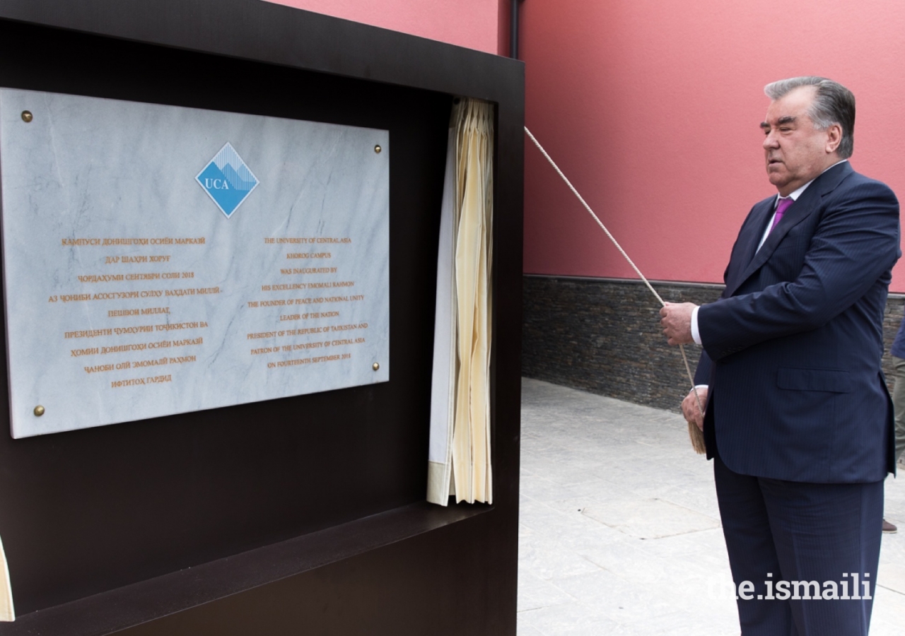 President Emomali Rahmon unveiling the plaque inaugurating the Khorog Campus of the University of Central Asia.