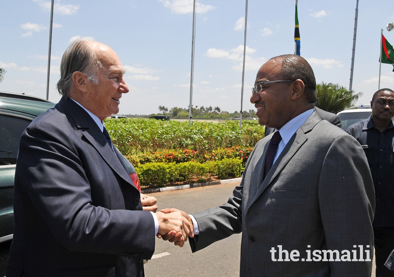 Mawlana Hazar Imam is greeted by Tanzania's Defence Minister Hon. Hussein Mwinyi upon his arrival at Julius Nyerere Airport before departing Tanzania.