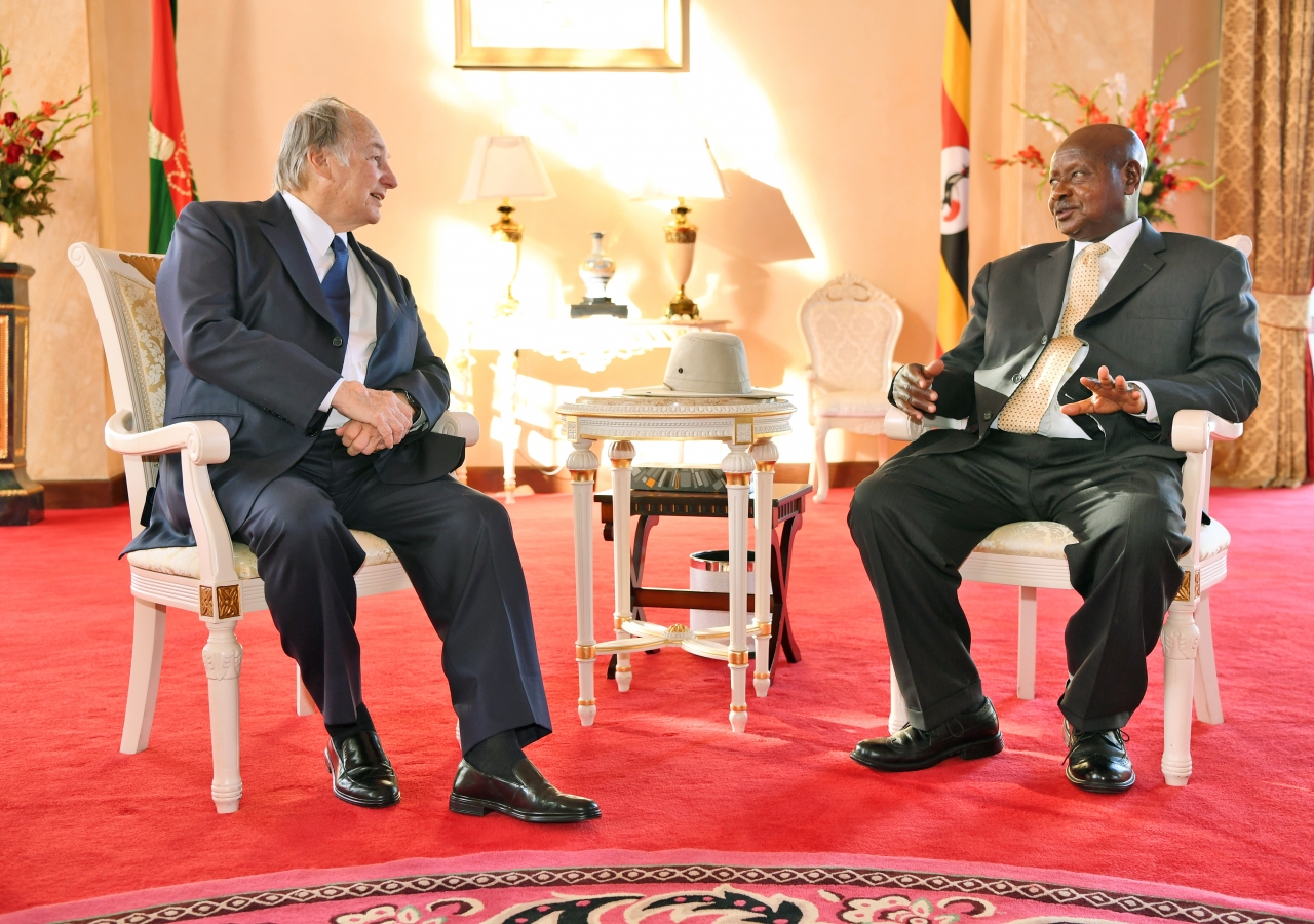 His Excellency President Yoweri Kaguta Museveni and Mawlana Hazar Imam in conversation.