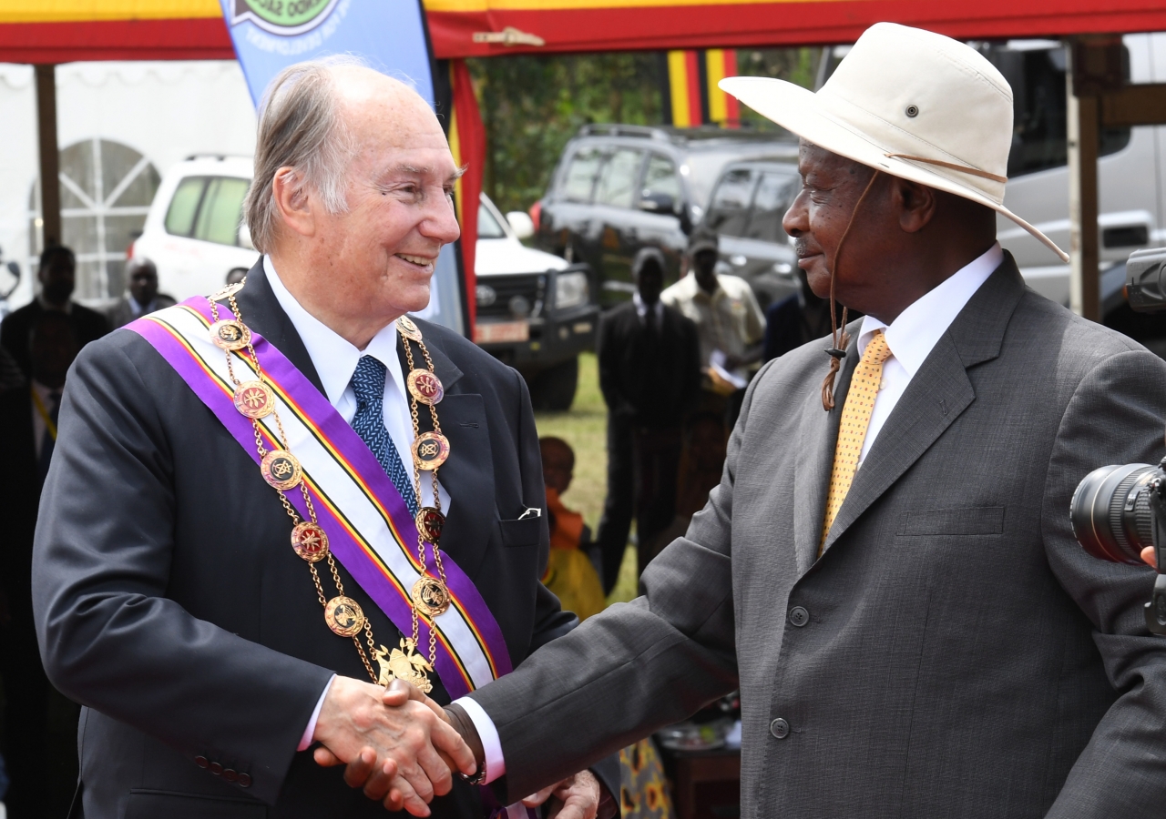 His Excellency President Yoweri Museveni congratulates Mawlana Hazar Imam after awarding him The Most Excellent Order of the Pearl of Africa.