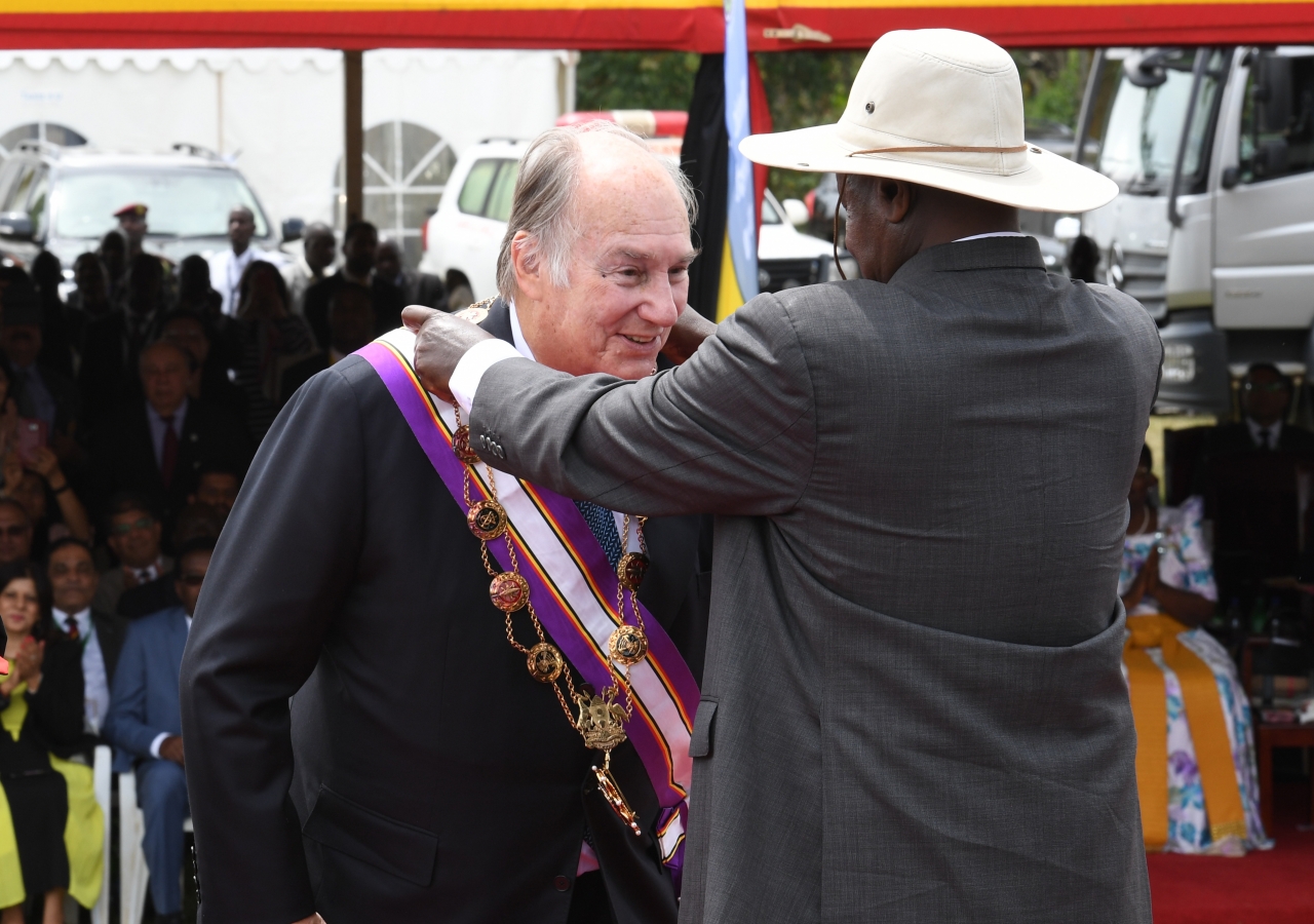 His Excellency President Museveni awards Mawlana Hazar Imam The Most Excellent Order of the Pearl of Africa.
