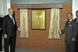 Mawlana Hazar Imam is joined by Bangladesh’s Honourable Adviser for Foreign Affairs, Dr. Iftekhar Ahmed, in unveiling the plaque marking the foundation of the Ismaili Jamatkhana and Centre in Dhaka. 