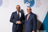 Ángel Gurría, Presidente do Fórum de Paris para a Paz, dá as boas-vindas ao Príncipe Rahim na 6ª edição do Fórum no Palais Brongniart.