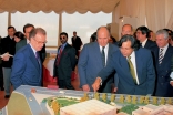 Architect Raj Rewal describes the model of the Ismaili Centre, Lisbon to President Sampaio and Mawlana Hazar Imam.