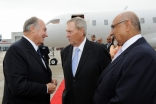 Upon his arrival in Toronto this afternoon, Mawlana Hazar Imam was greeted by the Honourable Gerry Phillips, Minister Without Portfolio and Chair of Cabinet in the Government of Ontario, as well as Mohamed Manji, President of the Ismaili Council for Canad