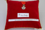 Les insignes de Chevalier de l’ordre national de la Légion d’honneur remis à Président Shamir Samdjee.