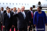 Mawlana Hazar Imam waves to leaders and members of the Jamat upon his arrival in Nairobi.