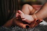 To support women during the postpartum period, simple gestures such as offering to pick up groceries, making a meal, or taking the baby for a walk can have a positive impact.