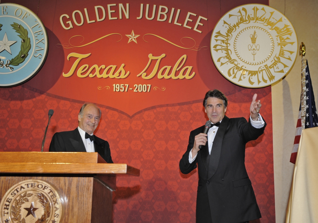 Governor Rick Perry of Texas presenting a gift on behalf of the State of Texas to Mawlana Hazar Imam at the Texas Gala. 
