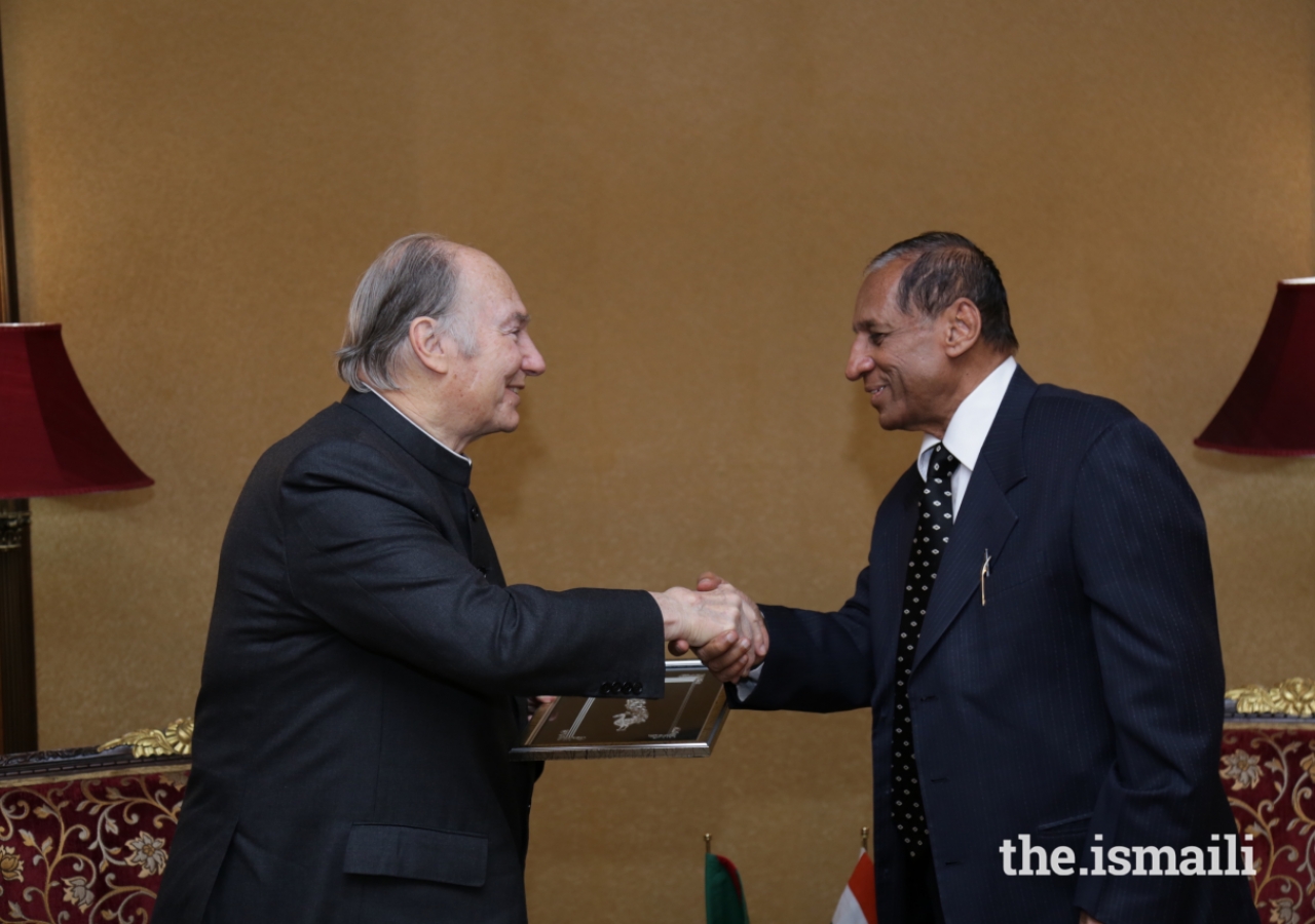 Honourable Governor Shri E.S.L. Narasimhan presents Mawlana Hazar Imam with a gift at the Raj Bhavan on the occasion of his visit to Hyderabad.