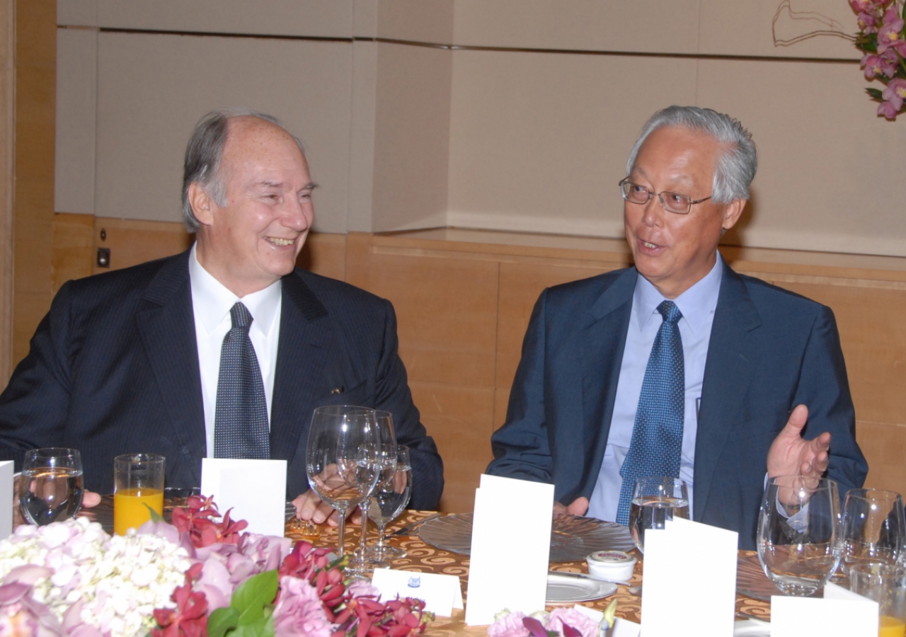 Singapore’s Senior Minister, Goh Chok Tong, hosts a lunch for Mawlana Hazar Imam. 