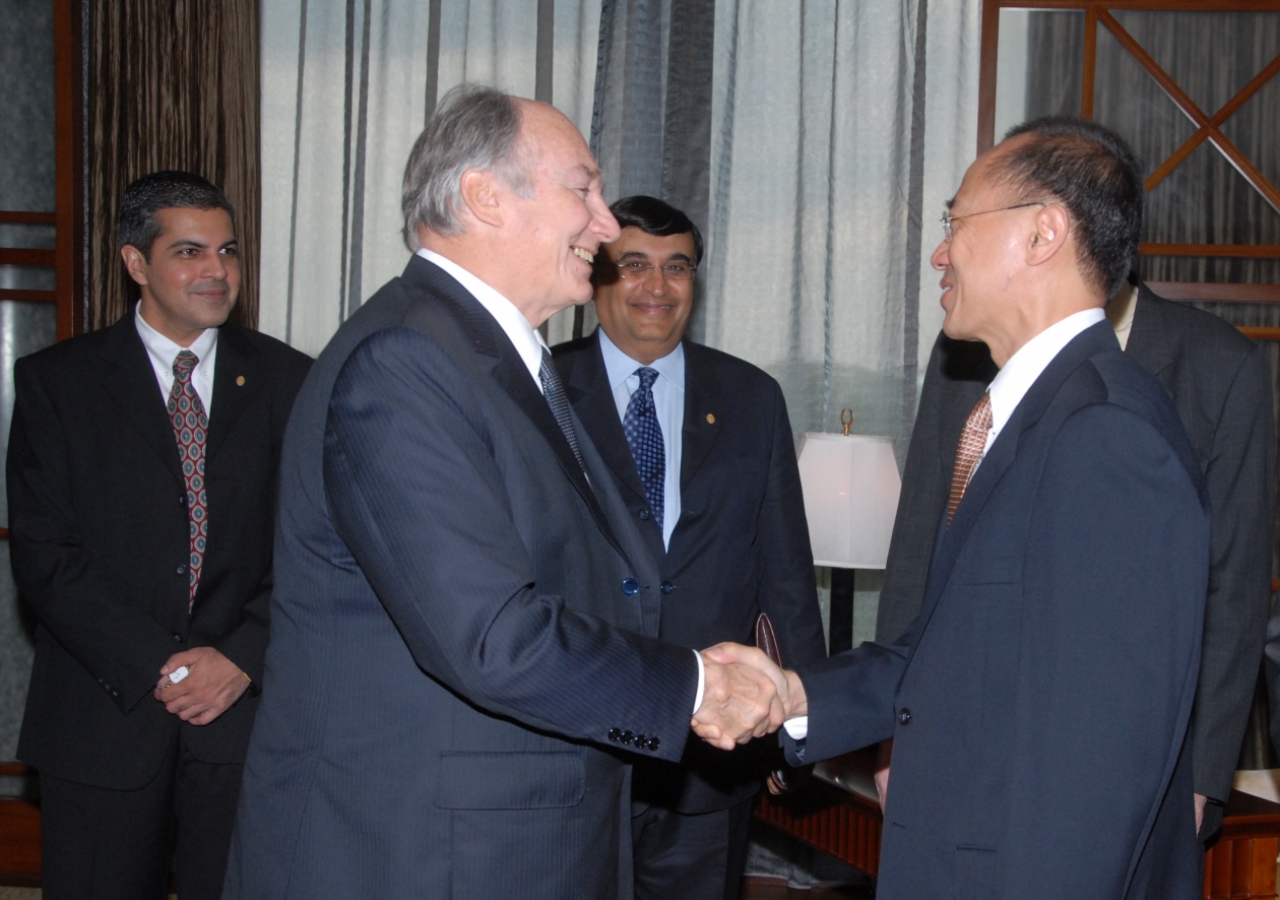 Mawlana Hazar Imam is greeted by Singapore’s Minister for Foreign Affairs, George Yeo. 