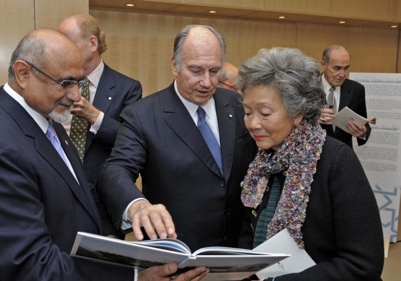 Mawlana Hazar Imam describes architectural aspects of the Aga Khan Museum to the former Governor General of Canada, the Right Honourable Adrienne Clarkson. They are joined by President Mohamed Manji of the Ismaili Council for Canada.  