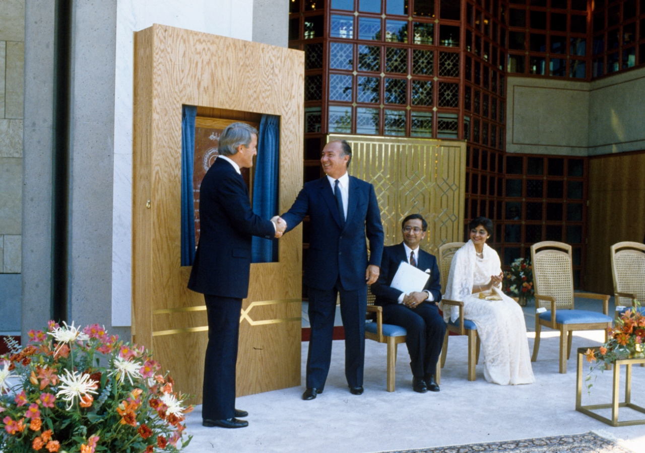 Mawlana Hazar Imam and Prime Minister Brian Mulroney shake hands following the unveiling of a plaque commemorating the opening of the Ismaili Centre, Vancouver.