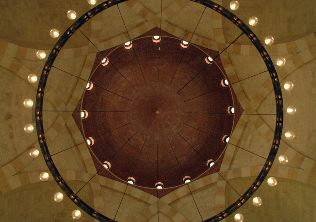 Illumination in concentricity: the chandelier of the main dome.