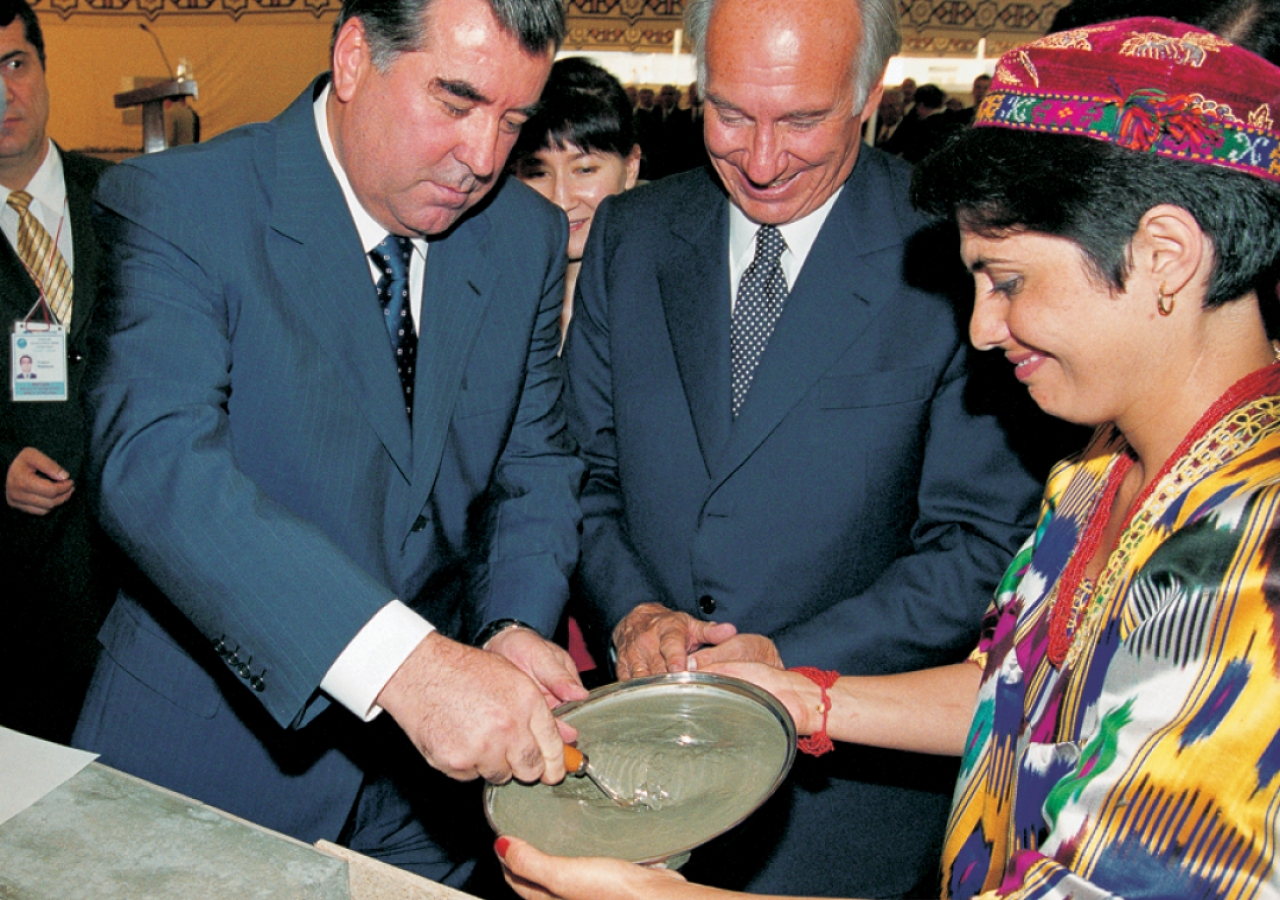 Mawlana Hazar Imam watches as Tajikistan’s President Emomali Rahmon lays the foundation of the new Ismaili Centre in Dushanbe.