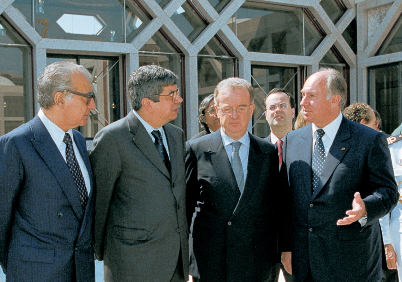 Almeida Santos, President of the Assembly of the Portuguese Republic, Ferro Rodrigues, Minister for Work and Solidarity, President Jorge Sampaio and Mawlana Hazar Imam converse in the Prayer Hall Courtyard of the newly inaugurated Ismaili Centre, Lisbon.