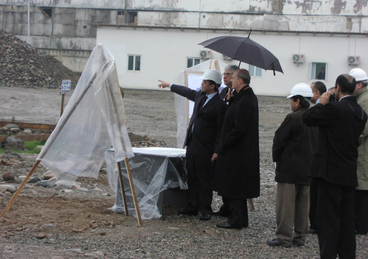 February 2006: Prince Amyn visits the site of the Ismaili Centre, Dushanbe to review the construction progress.