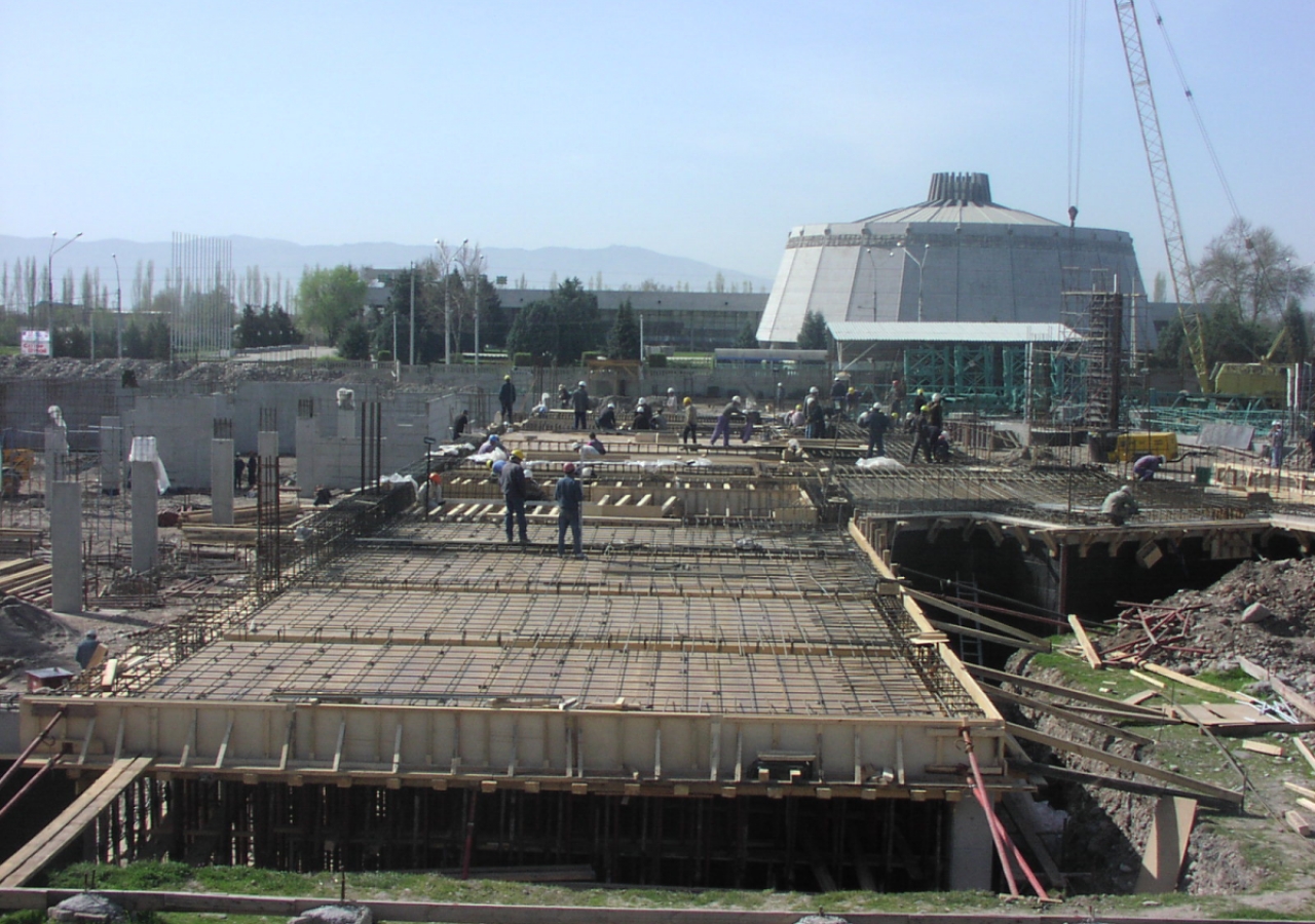 March 2006: A view of the Prayer Hall suspended slab, where formwork and reinforcement are in progress.