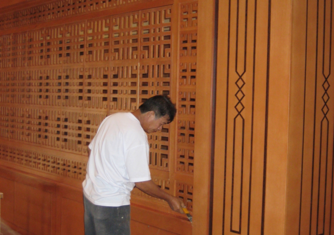 October 2009: The final touches are applied to the jaali work inside the Ismaili Centre, Dushanbe.
