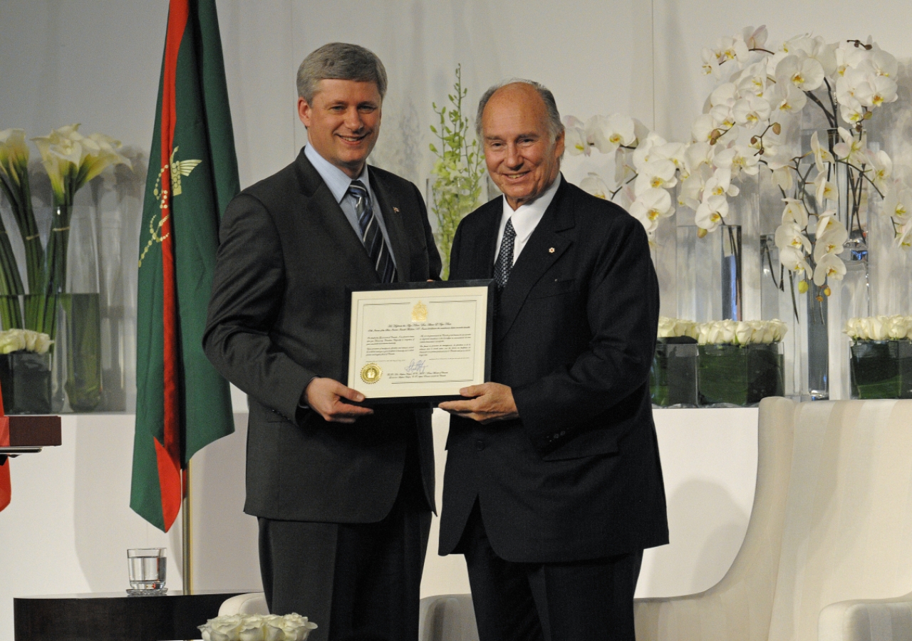 Mawlana Hazar Imam receives a certificate of Honorary Canadian Citizenship from Prime Minister Harper.