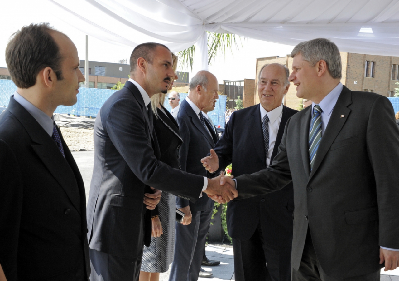 Upon their arrival at the Wynford Drive site, Mawlana Hazar Imam and Prime Minister Stephen Harper were greeted by members of Hazar Imam’s family. Mawlana Hazar Imam presents Prince Rahim to Prime Minister Harper.