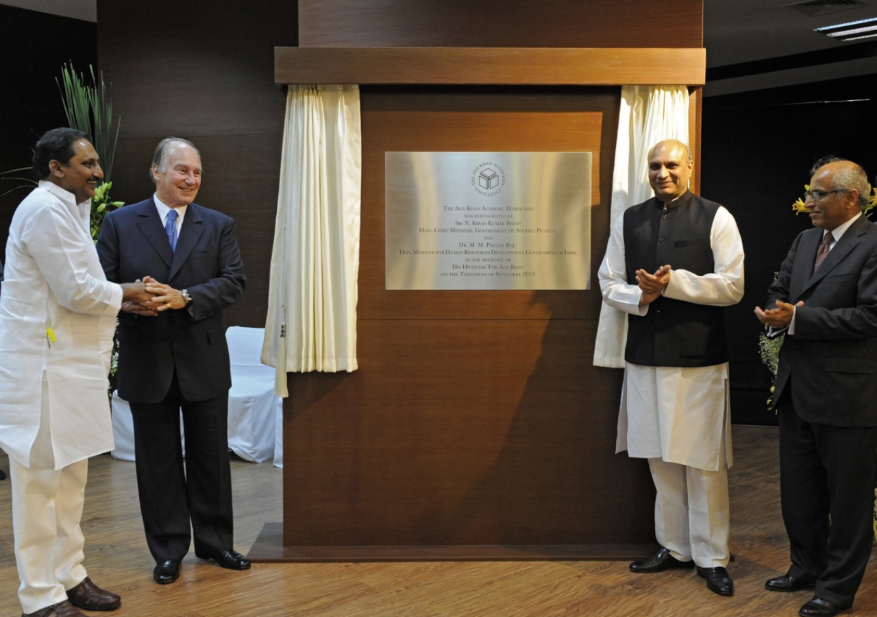 The plaque commemorating the inauguration of the Aga Khan Academy, Hyderabad is unveiled by Shri Kiran Kumar Reddy, Chief Minister of Andhra Pradesh; Mawlana Hazar Imam; Dr Pallam Raju, Minister for Human Resource Development; and Salim Bhatia, Director o