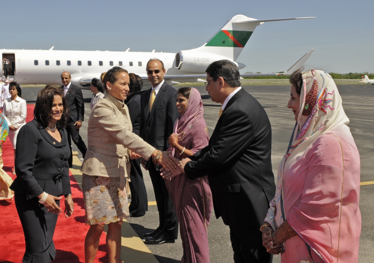 Princess Zahra greets leaders of the US Jamat at Austin airport. 