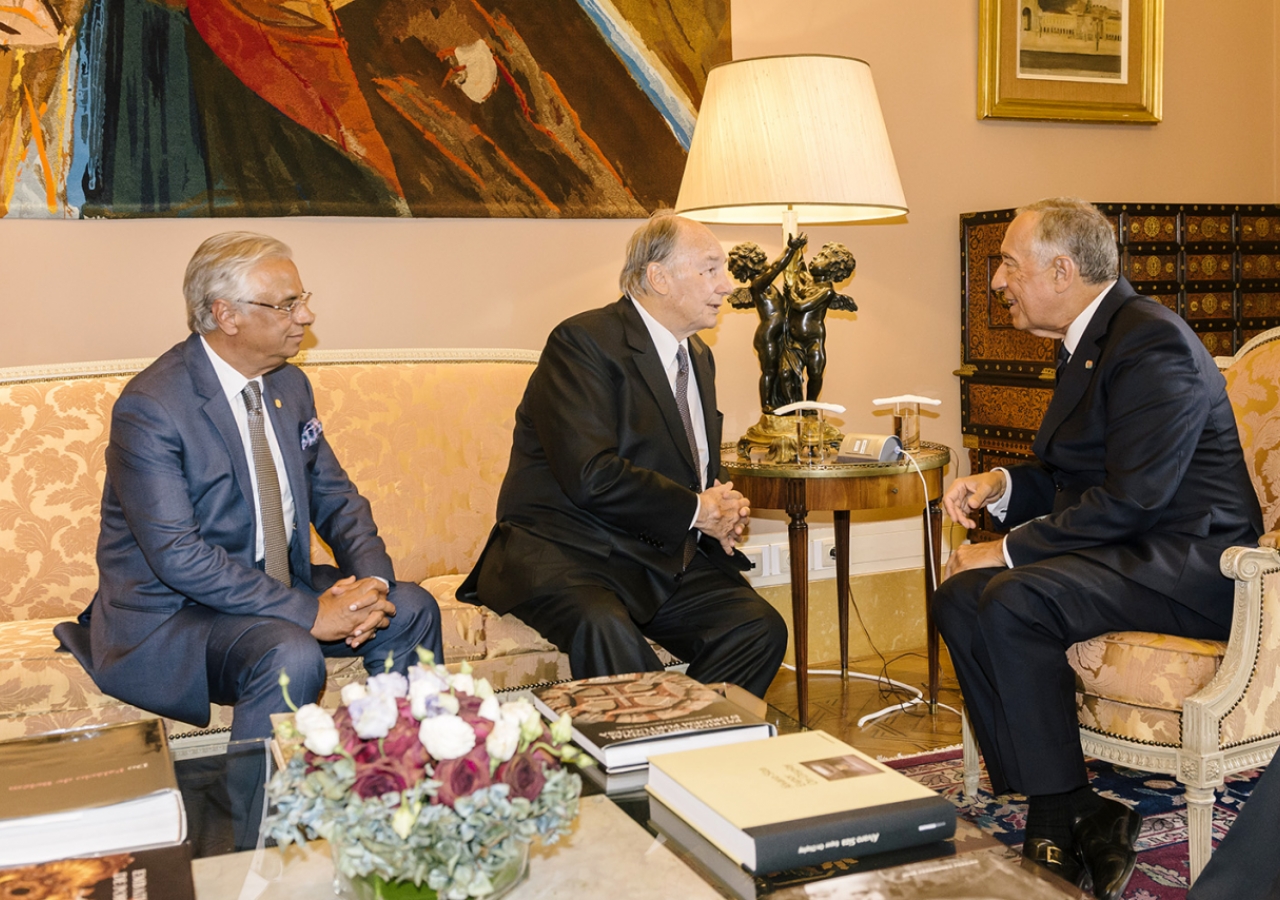 Mawlana Hazar Imam and Portugal’s President Marcelo Rebelo de Sousa in conversation at the official residence of the President of the Republic, with Nazim Ahmad, Head of the Ismaili Imamat’s Department for Portugal and other Lusophone countries. AKDN