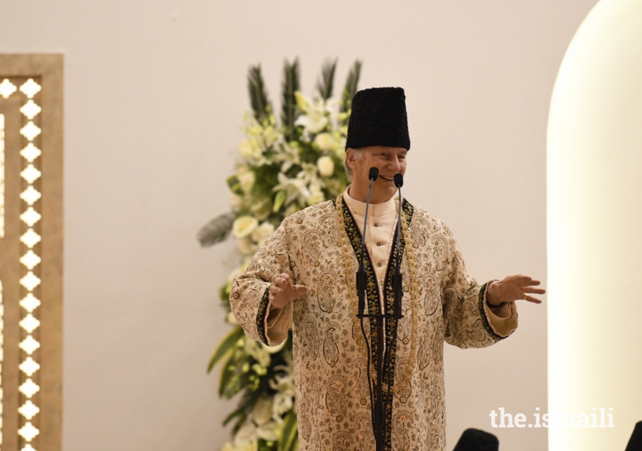 Mawlana Hazar Imam shares a light moment with the Jamat at the Diamond Jubilee Darbar in Mumbai.