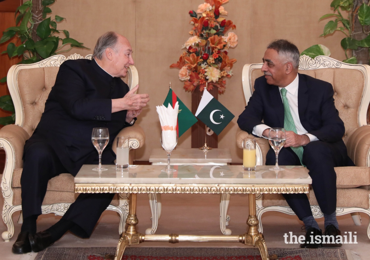 Mawlana Hazar Imam in conversation with Muhammad Zubair, Governor of Sindh upon his arrival in Karachi 