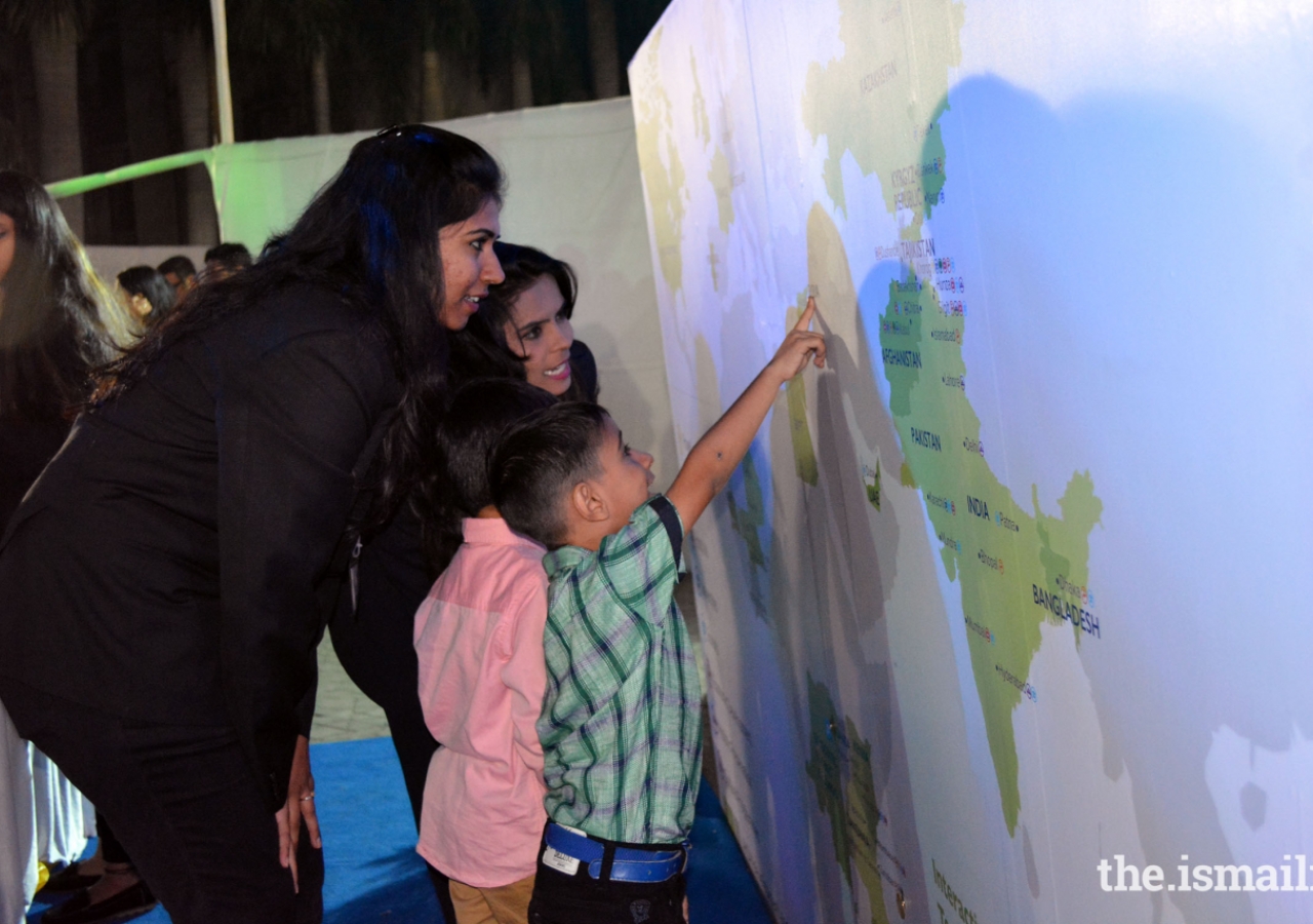  Kids Spotting the correct answers at the interactive Map